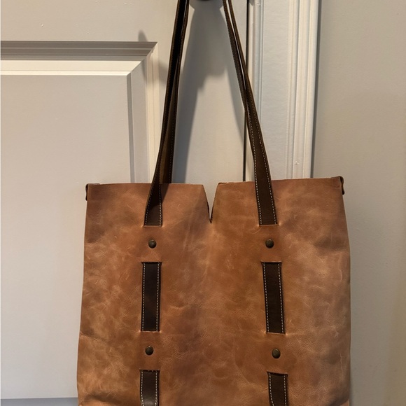 Oak River v tote brown leather with coordinating clutch wristlet set - Picture 9 of 9